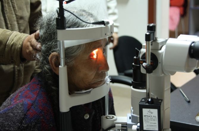 Patientin bei der Augenuntersuchung an der Spaltlampe