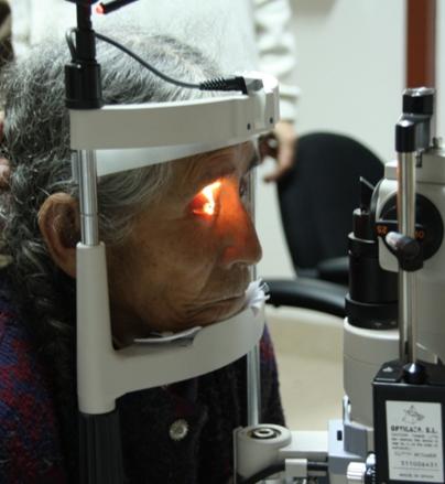 Patientin bei der Augenuntersuchung an der Spaltlampe