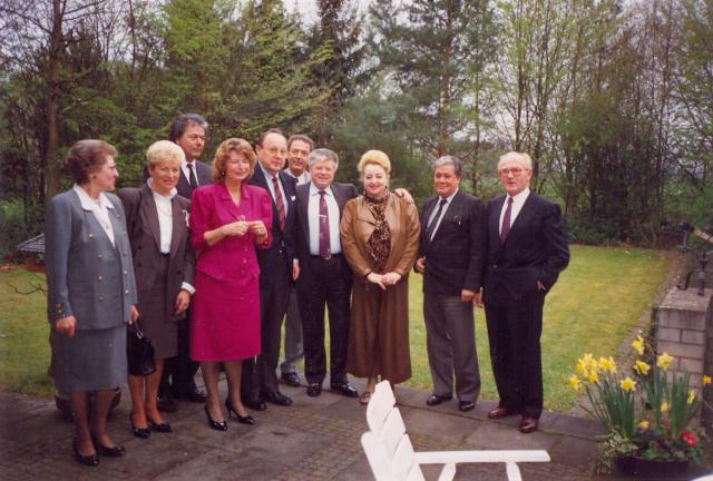 M.U. Dardenne von der UK Bonn wird für die Einführung der Phakoemulsifikation in die deutsche Kataraktchirurgie beinahe aus der DOG ausgeschlossen, erhält 1985 aber das Bundesverdienstkreuz für seine wissenschaftlichen Leistungen. Prof. *Dardenne* (rechts) ist auf diesem Bild in Gesellschaft mit S.N. *Fjodorov* (4. v.r.) und dem ehemaligen Außenminister Hans-Dietrich *Genscher* (6. v.r.) sowie den Gebrüdern *Geuder* (im Hintergrund).