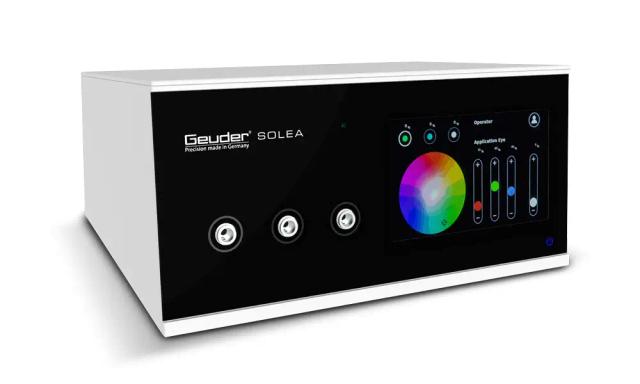 Mit der *SOLEA®* bringt Geuder die *erste RGB LED Lichtquelle* auf den ophthalmo-chirurgischen Markt. Die von den roten, grünen und blauen LEDs erzeugten 16,7 Mio. Farben erlauben völlig neue Einblicke in den hinteren Augenabschnitt.DMEK RAPID® Transportsystem bei der DGFG bestellt werden
