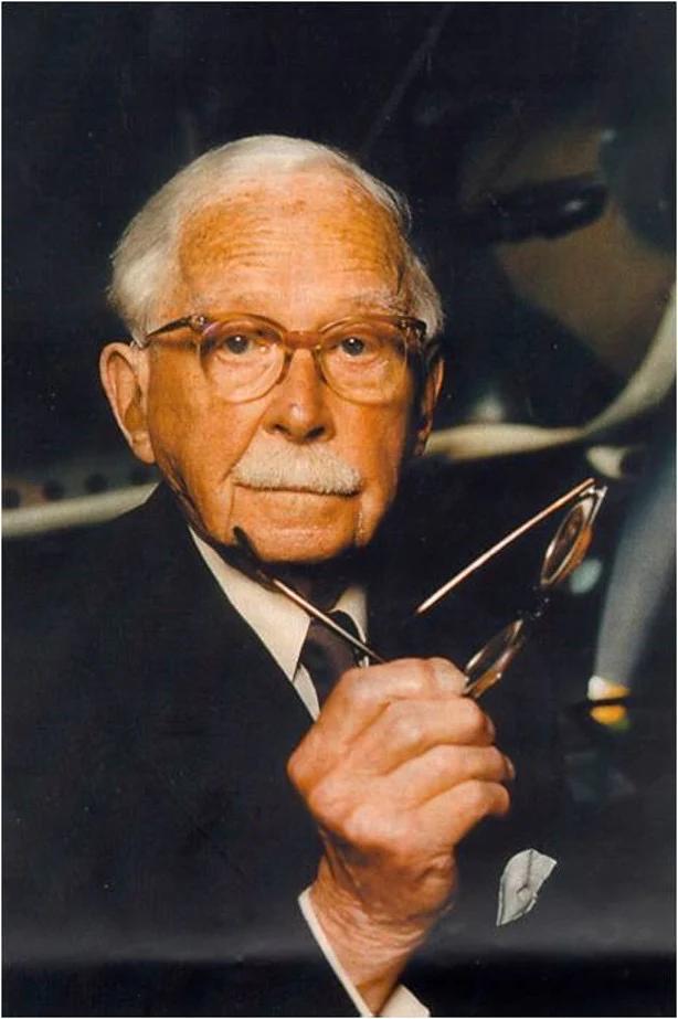 *H. Ridley* implants the *first IOL* made of acrylic (PMMA). Geuder supports this innovation early with specialised implantation forceps.