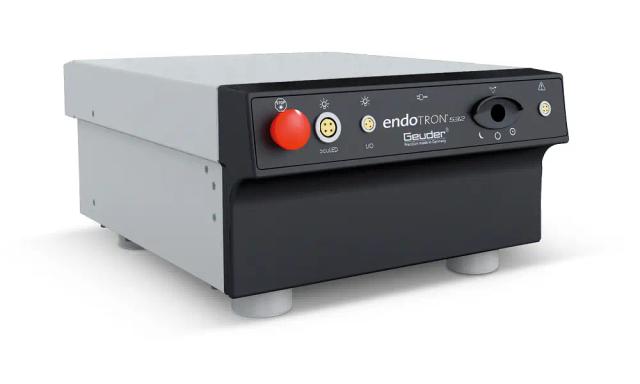 Mit dem *endoTRON® 532* nm grünen *Laser* zur Photokoagulation wird das Gerätesystem für den Hinterabschnitt komplettiert. Der Endolaser kann auf zwei Weisen gesteuert werden: a) integriert über das megaTRON® S4 HPS oder b) unabhängig (stand-alone) über eine eigene Bluetooth-Fernbedienung mit Touchscreen.