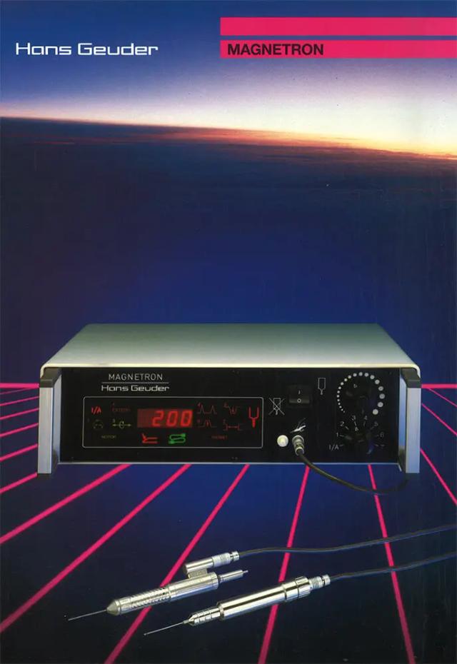 Mit dem *MAGNETRON*, einem elektronischen Steuergerät für Magnet- und Motorinstrumente führt Geuder erstmalig eine *Vitrektomie-Maschine* ein. Über einen 8-fachen Stufenschalter können u.a. Vitrektomie- und Glaskörper-/Netzhaut-Schaltprogramme zur Steuerung der magnetischen VITREOTOME und VITREO-CUTTER ausgewählt werden. Die Geschwindigkeit der Bewegungsimpulse ist durch einen Potentiometer oder Fußschalter bis zu dem auf der Digitalanzeige voreingestellten Wert regelbar. Die Vitrektomie wird 1978 als neu etabliertes Verfahren zur Entfernung epiretinaler Gliosen eingesetzt und die Pars-Plana Vitrektomie erstmals 1991 bei Makulaforamen, aber erfunden wurde die Vitrektomie bereits 1971. R. Machemer revolutionierte damit die Glaskörper- und Netzhautchirurgie, indem er durch ein geschlossenes System den Druckabfall im Auge weitgehend eliminierte und die Komplikationsrate reduzierte.
Das MAGNETRON konnte außerdem *Motortrepane* mit einer Schnittgeschwindigkeit von 0-500 U/min steuern. Selbst bei geringer Schnittgeschwindigkeit von z.B. 20 U/min war das Schneiden ebenso kraftvoll wie bei hoher Umdrehung, weil die auf die Schneide einwirkende Bremswirkung durch eine erhöhte Stromspannungszufuhr zum Motor automatisch nachreguliert wird, um einem Drehmomentabfall entgegenzuwirken.