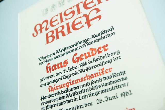 *Hans Geuder* junior erhält seinen *Meisterbrief*.