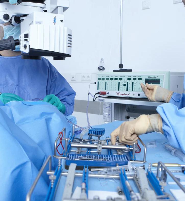 Zwei Chirurgen im Operationssaal bei einer Augenoperation