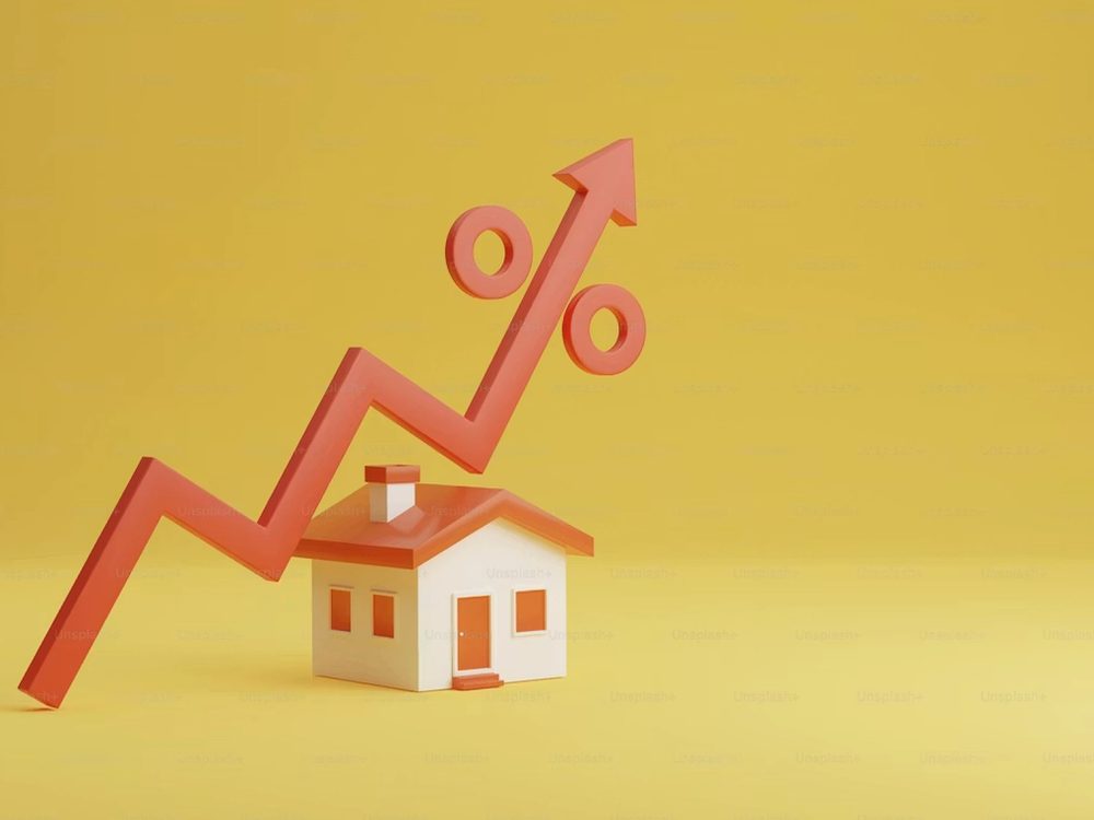 Image of a percent graph and a 3D model of a house symbolising increasing property prices in Christchurch / New Zealand