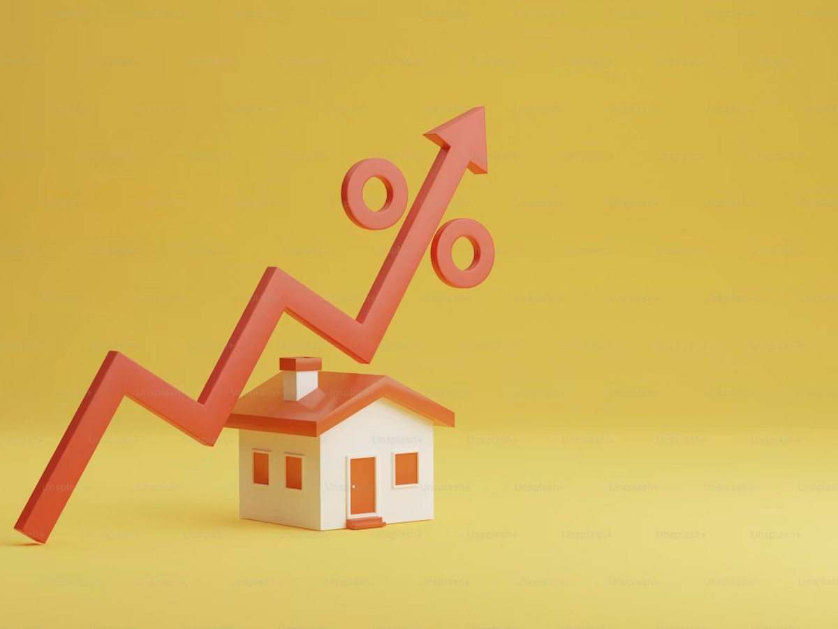 Image of a percent graph and a 3D model of a house symbolising increasing property prices in Christchurch / New Zealand