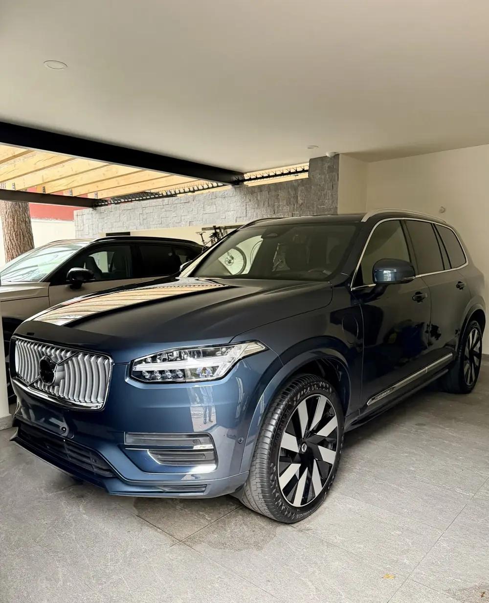 Volvo XC90 azul después del detallado, estacionada en la cochera del cliente