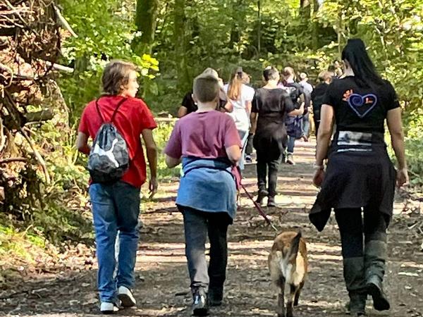 Hundetherapie-Besuch Kinderheim Schloss Regensberg 2022