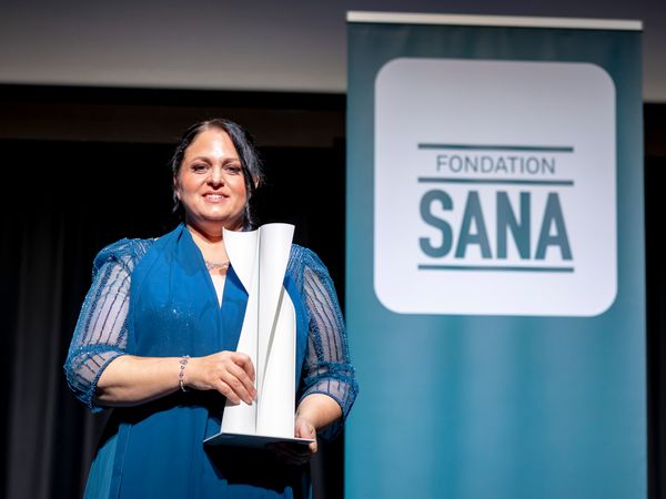 Monika Bodmer hält den Prix Sana Award in der Hand
