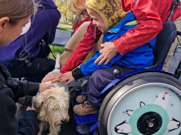 "Die Kinder reagieren auf die Therapiehunde unglaublich eindrucksvoll" Zuger Woche 2024