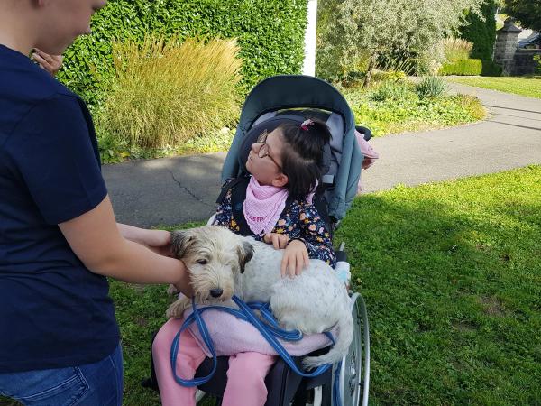 "Therapiehunde besuchen die Kinder der Stiftung Kifa" Zuger Zeitung 2023