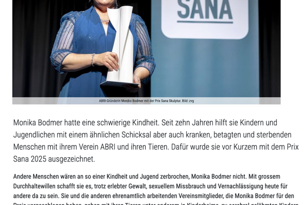 Monika Bodmer hält den Prix Sana Award in der Hand
