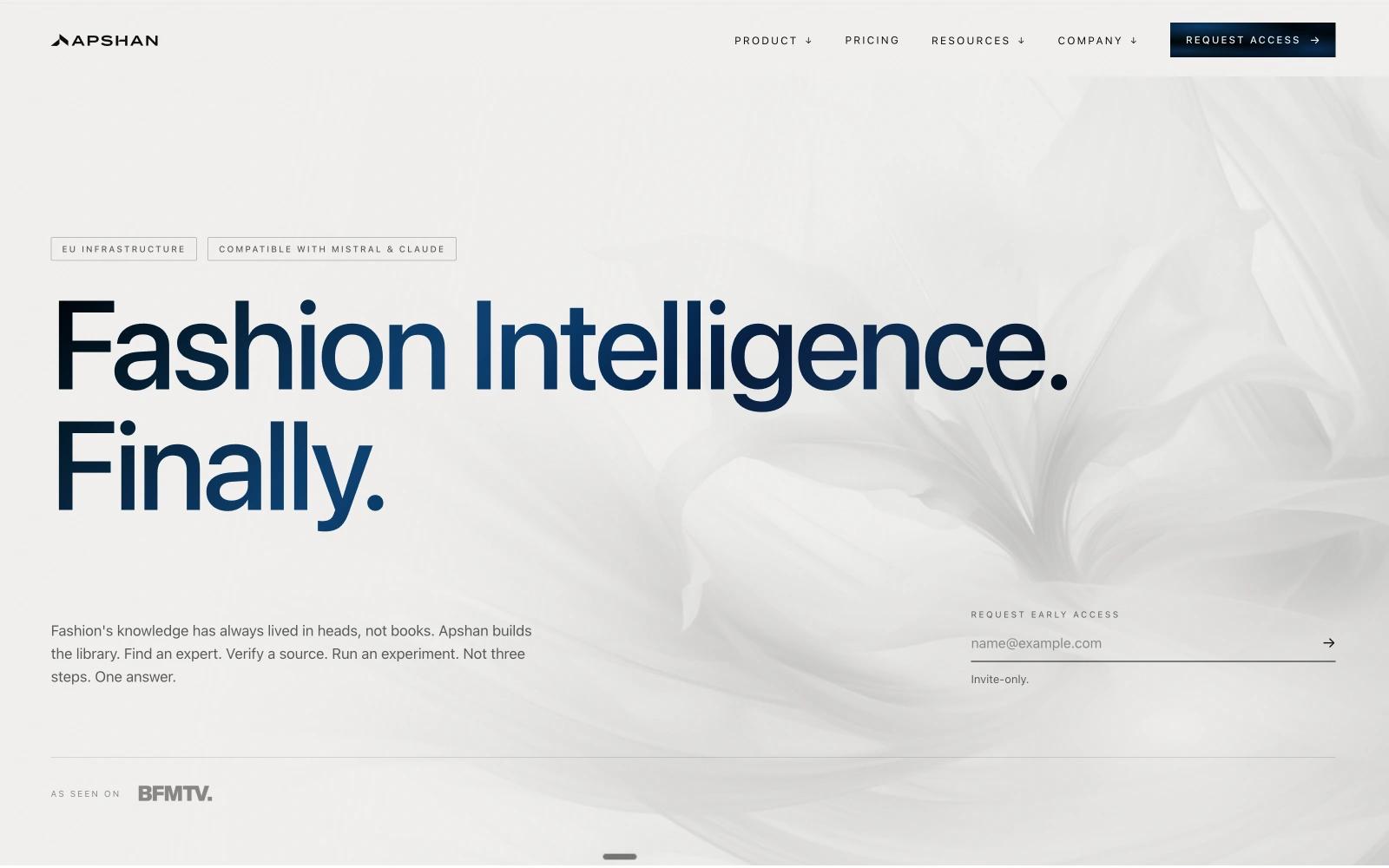 Gros plan du site Apshan, plateforme d'intelligence dédiée à la mode, sur son interface sombre et éditoriale.
