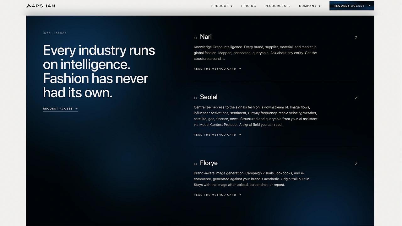 Section « Intelligence » du site Apshan sur fond sombre : le titre « Every industry runs on intelligence » et les trois produits Nari, Seolal et Florye.