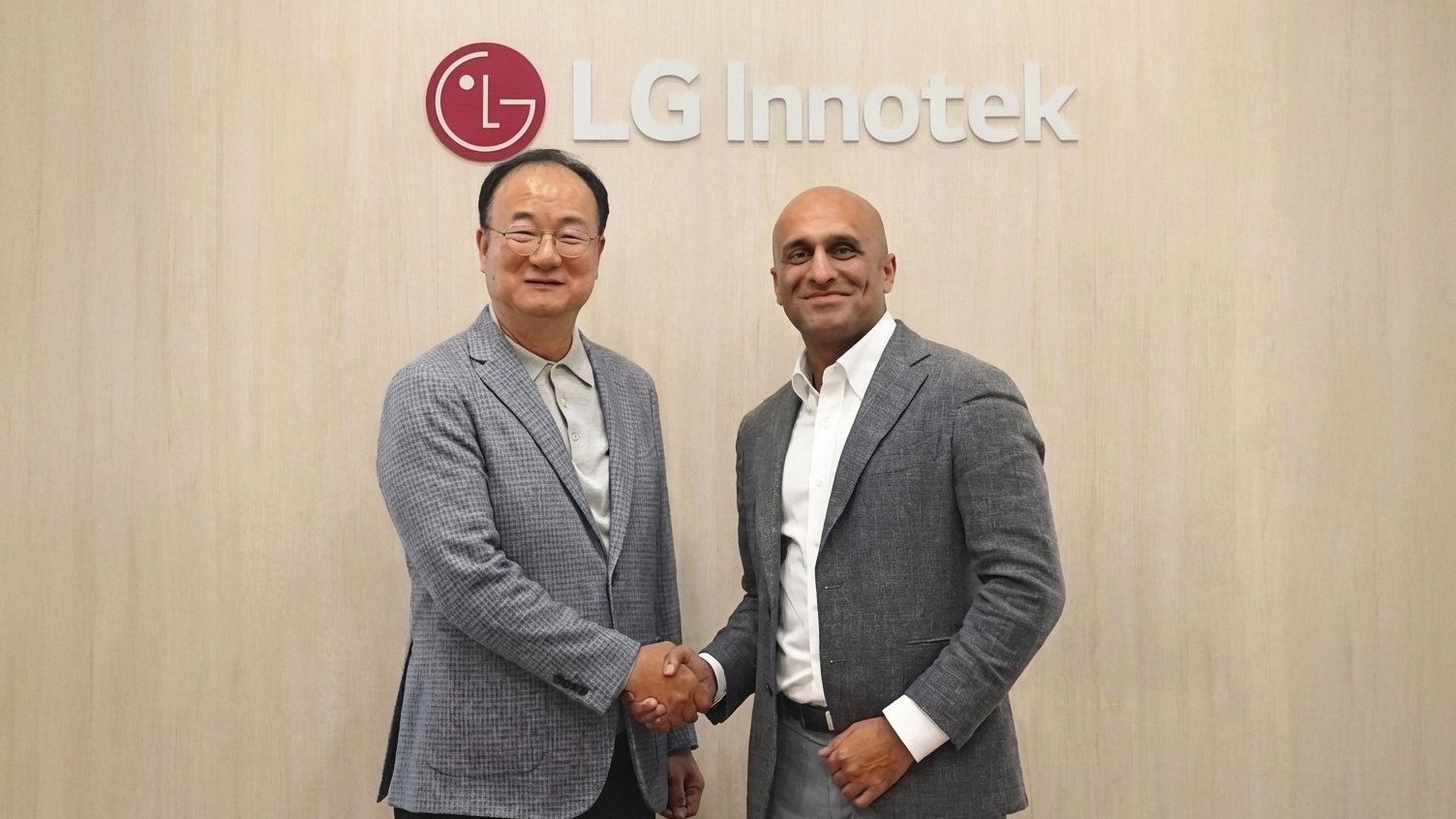 LG Innotek CEO Hyuksoo Moon and Applied Intuition co-founder and CEO Qasar Younis shaking hands