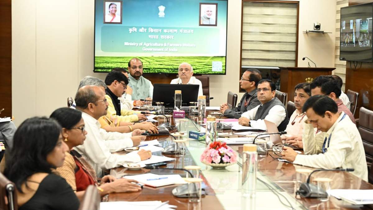 यूरिया के दुरुपयोग और कालाबाजारी पर हो कार्रवाई, केंद्रीय कृषि मंत्री ने दिए केवल प्रमाणित 600 बायोस्टिमुलेंट बेचने के निर्देश