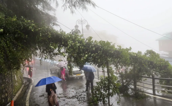 उत्तर प्रदेश में पश्चिमी यूपी में आज कुछ जगहों पर बारिश हो सकती है।