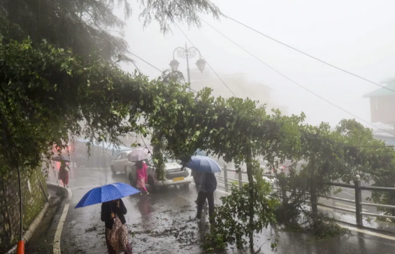 उत्तर प्रदेश में पश्चिमी यूपी में आज कुछ जगहों पर बारिश हो सकती है।