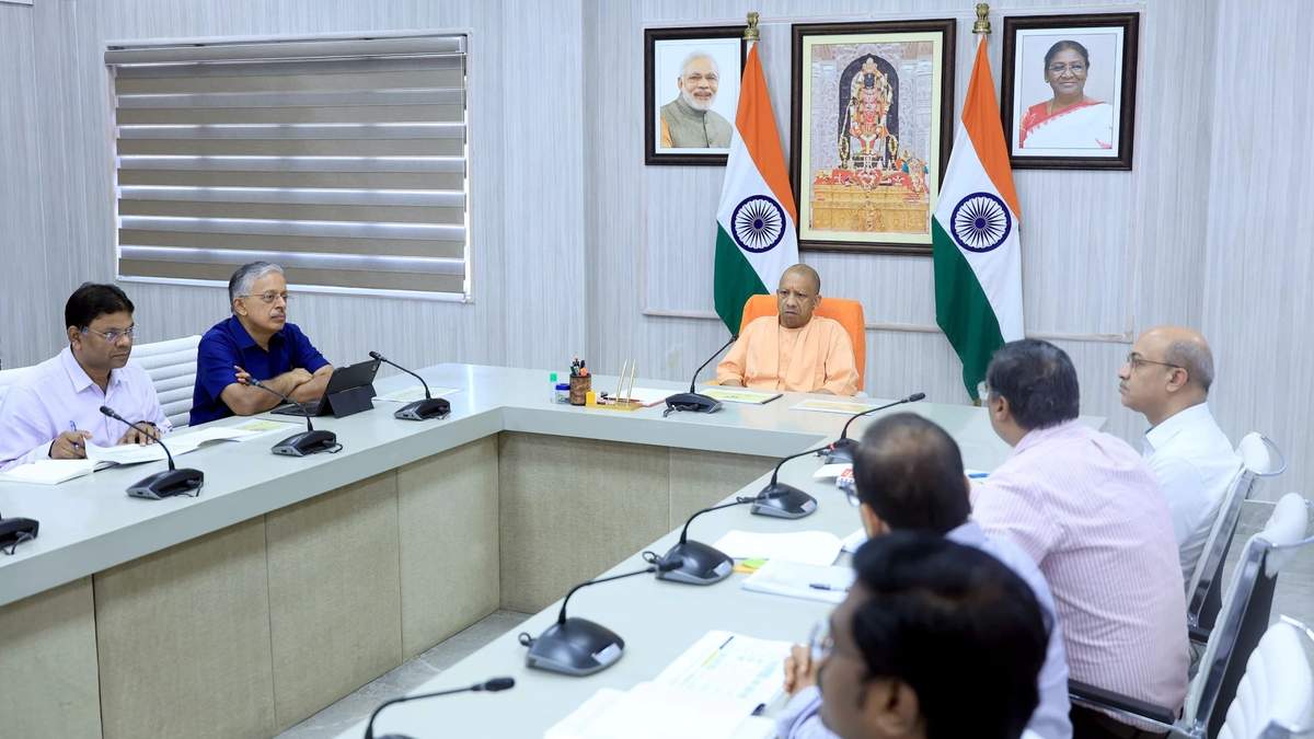यूपी में गाय के गोबर से बनेगा कपड़ा और बायोप्लास्टिक