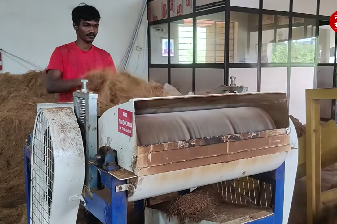बेकार समझी जाने वाली नारियल की भूसी से खड़ा किया लाखों का कारोबार