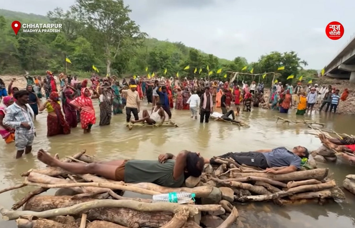 मध्य प्रदेश के छतरपुर जिले में केन-बेतवा लिंक परियोजना को लेकर आदिवासियों का विरोध लगातार तेज होता जा रहा है।