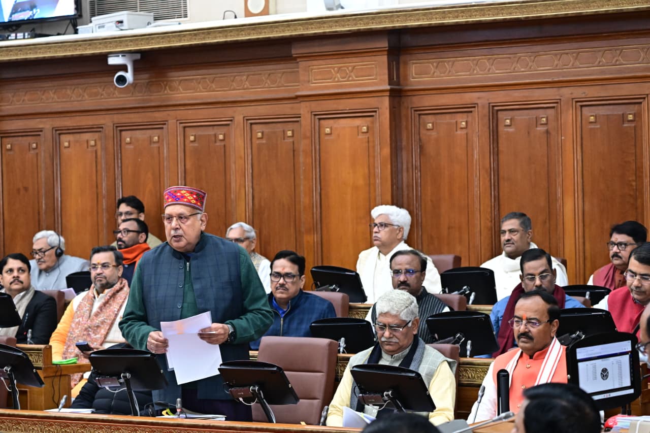 यूपी में खाद की कालाबाजारी पर सख्त एक्शन, जिला कृषि अधिकारी निलंबित