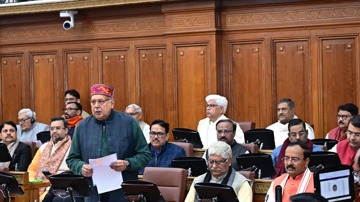 यूपी में खाद की कालाबाजारी पर सख्त एक्शन, जिला कृषि अधिकारी निलंबित