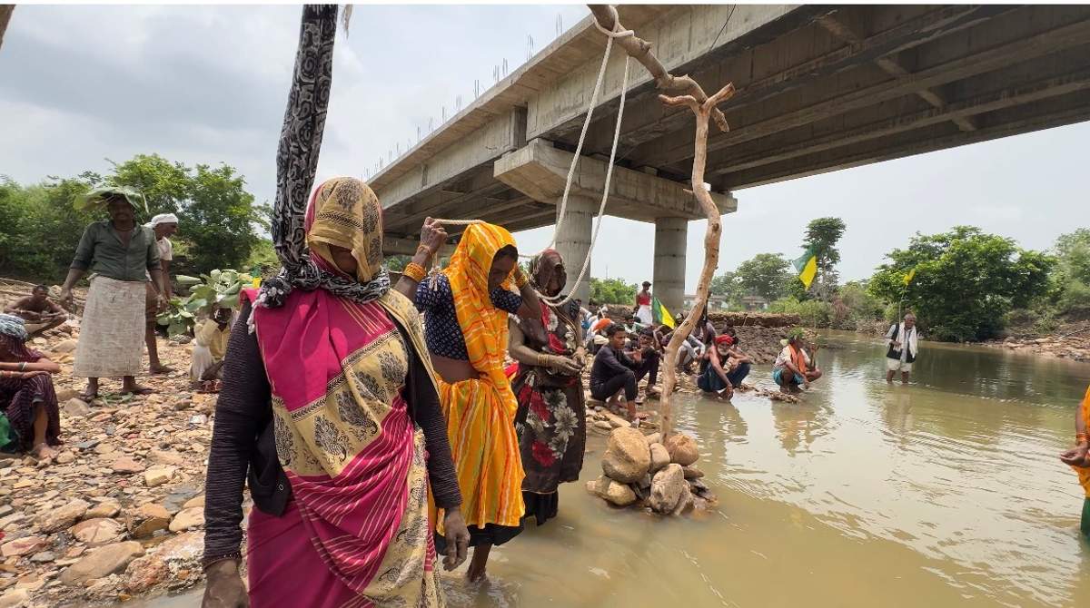 आद‍िवास‍ियों मह‍िलाओं ने सांकेत‍िक फंदा लगाकर अपनी मांगें रखीं। फोटो- म‍िथ‍िलेश धर दुबे, न्‍यूज पोटली