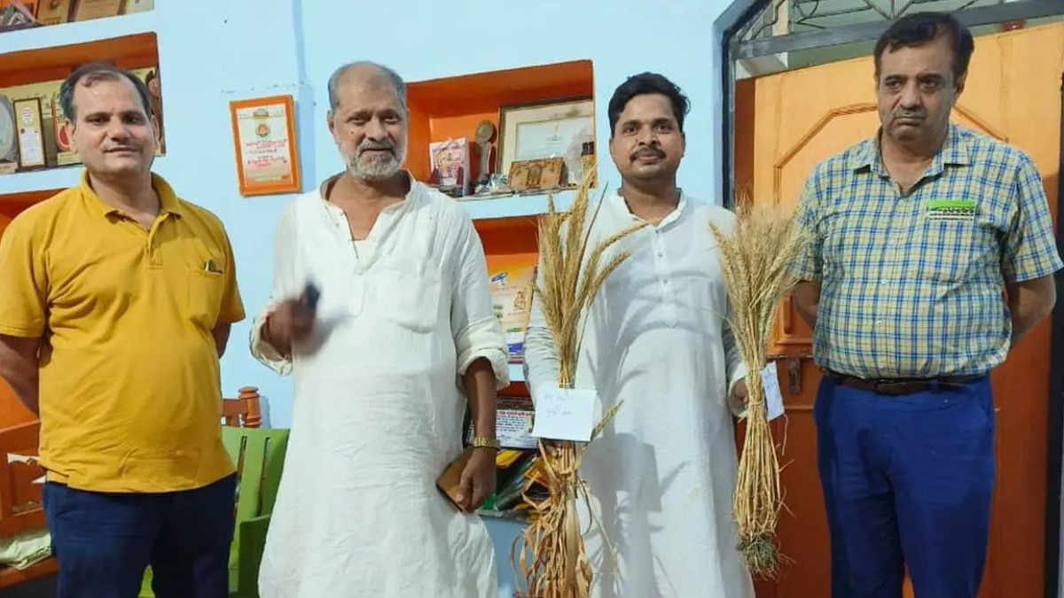 गेहूं की एक, दो नहीं, 31 किस्में विकसित की, PM Modi के कहने पर वाराणसी के किसान से मिलने पहुंचे कृषि वैज्ञानिक
