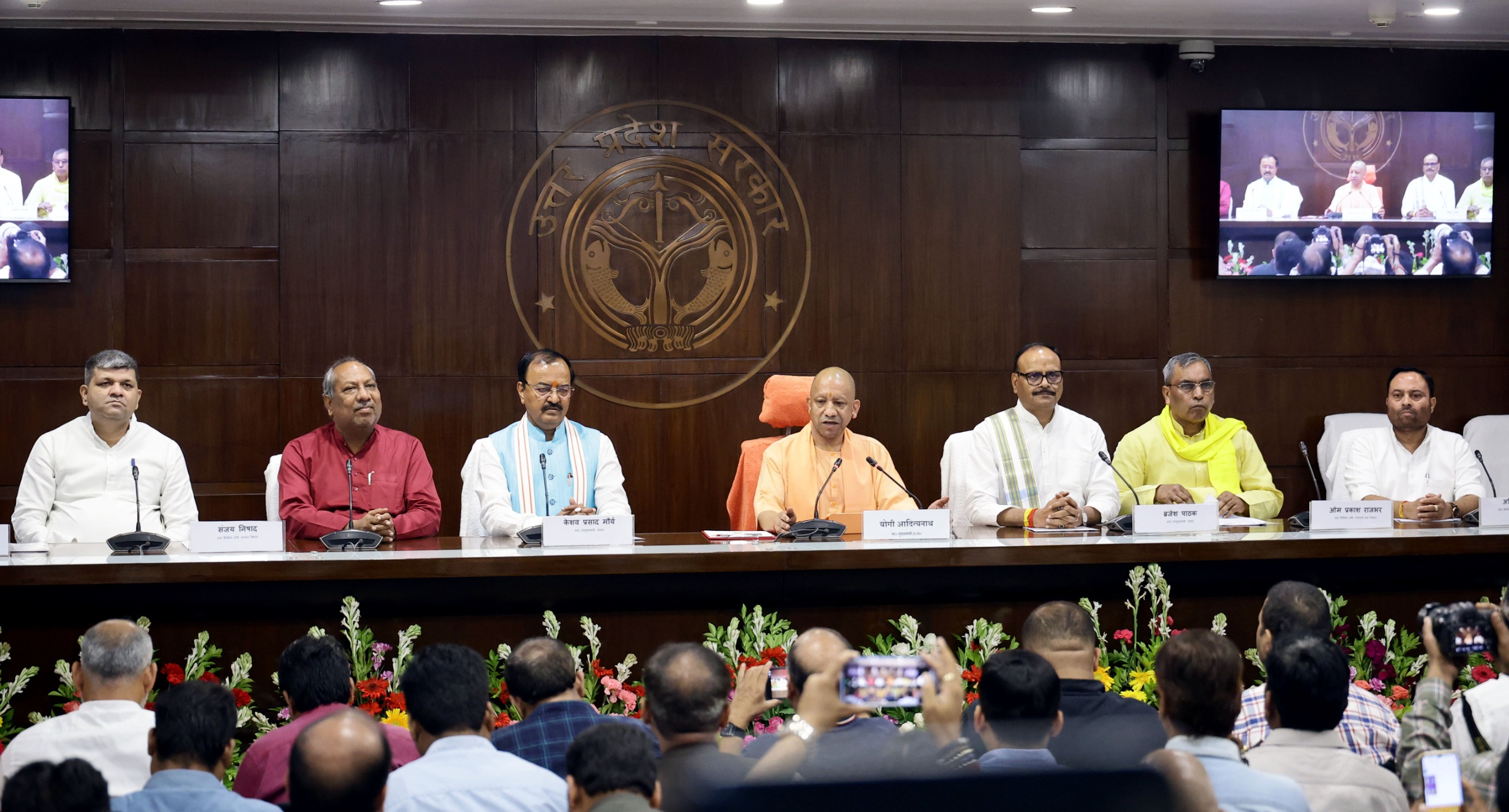 यूपी में कृषि कचरे से बनेगा विमान का ईंधन, योगी सरकार ने नई नीति को दी मंजूरी