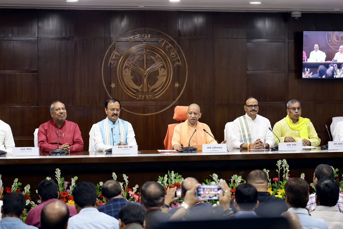 यूपी में कृषि कचरे से बनेगा विमान का ईंधन, योगी सरकार ने नई नीति को दी मंजूरी