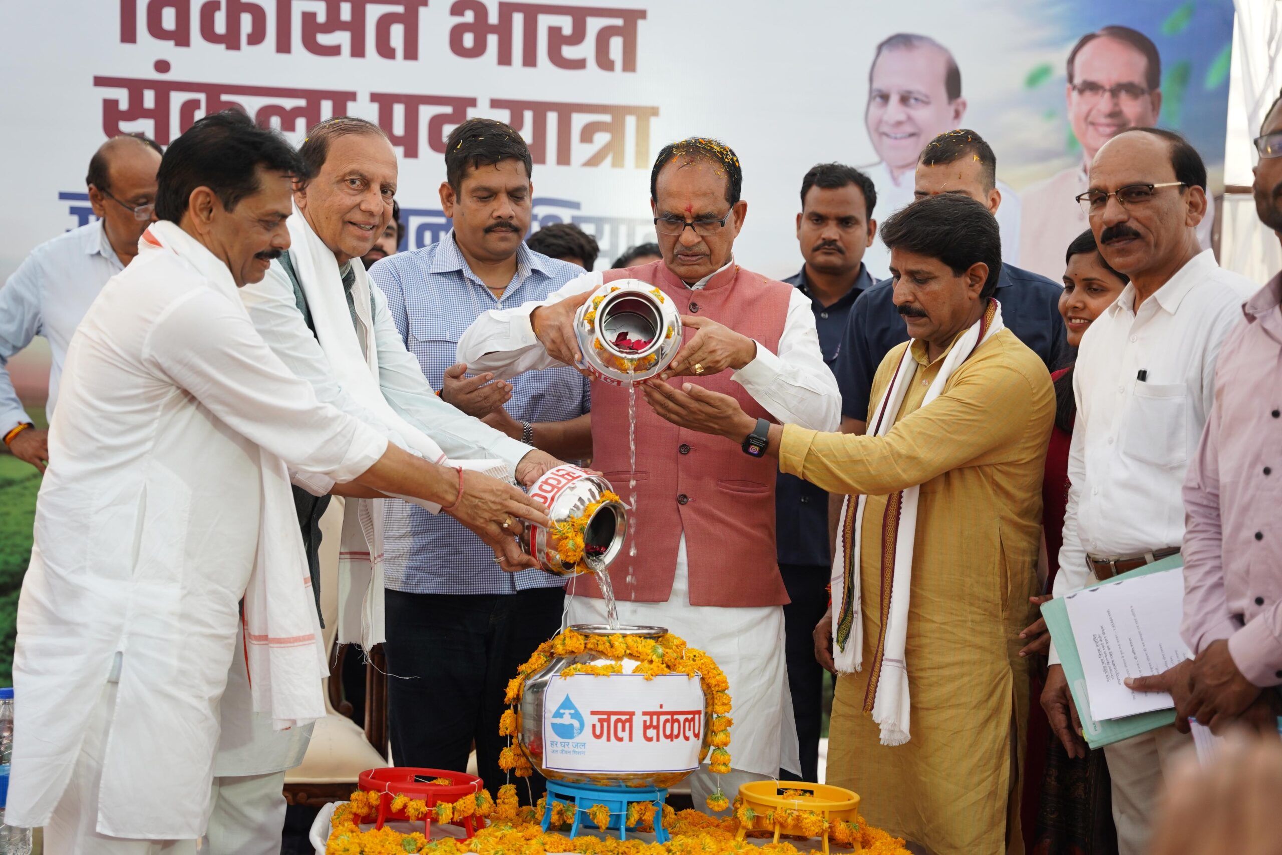कृषि मंत्री ने विकसित भारत संकल्प पदयात्रा के दौरान ग्रामीणों से बात की...युवाओं से मिले..सरकारी योजनाओं की जानकारी दी