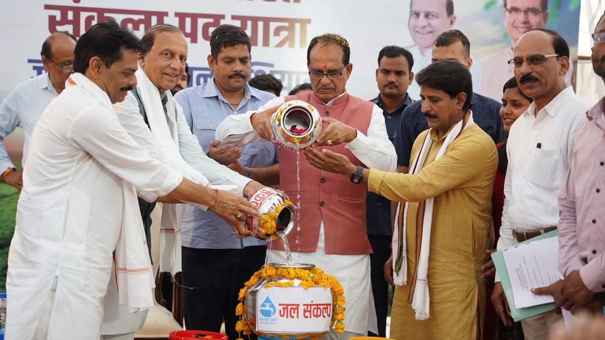 कृषि मंत्री ने विकसित भारत संकल्प पदयात्रा के दौरान ग्रामीणों से बात की...युवाओं से मिले..सरकारी योजनाओं की जानकारी दी