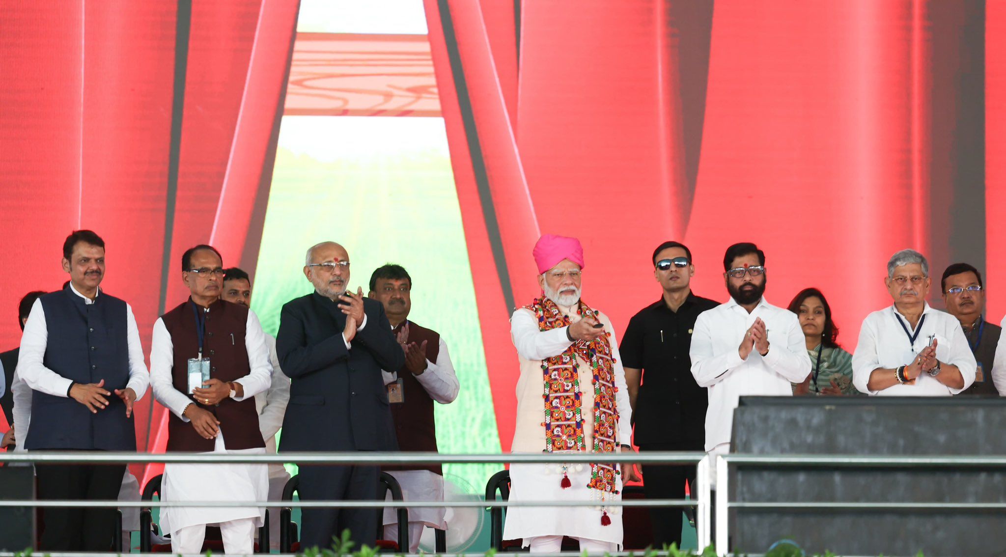 प्रधानमंत्री मोदी ने महाराष्ट्र के वाशिम में कृषि और पशुपालन क्षेत्र से संबंधित लगभग 23,300 करोड़ रुपये की विभिन्न पहलों का शुभारंभ किया
