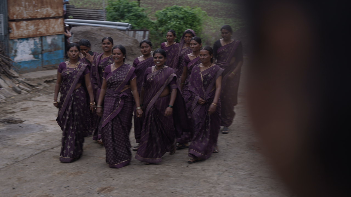 महिलाओं का समूह जो साथ मिलकर खेती करती हैं