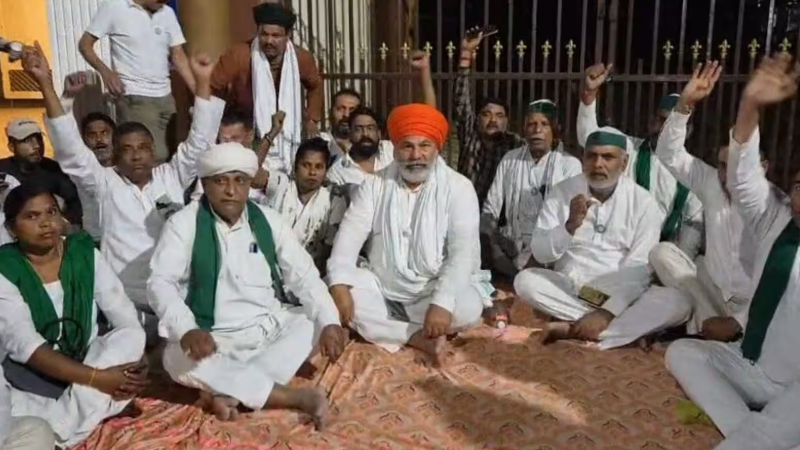 गन्ना संस्थान के बाहर किसानों का प्रदर्शन, राकेश टिकैत ने उठाए किसानों के मुद्दे