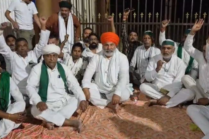 गन्ना संस्थान के बाहर किसानों का प्रदर्शन, राकेश टिकैत ने उठाए किसानों के मुद्दे