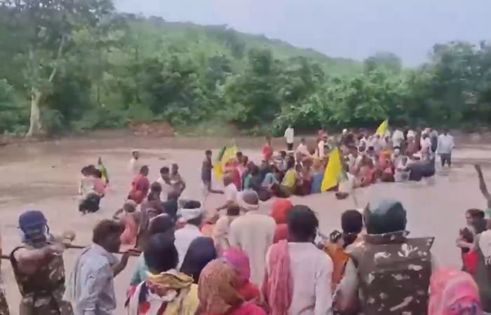 छतरपुर में केन-बेतवा लिंक परियोजना को लेकर जारी सत्याग्रह प्रशासन द्वारा ख़त्म करवा दिया गया है।