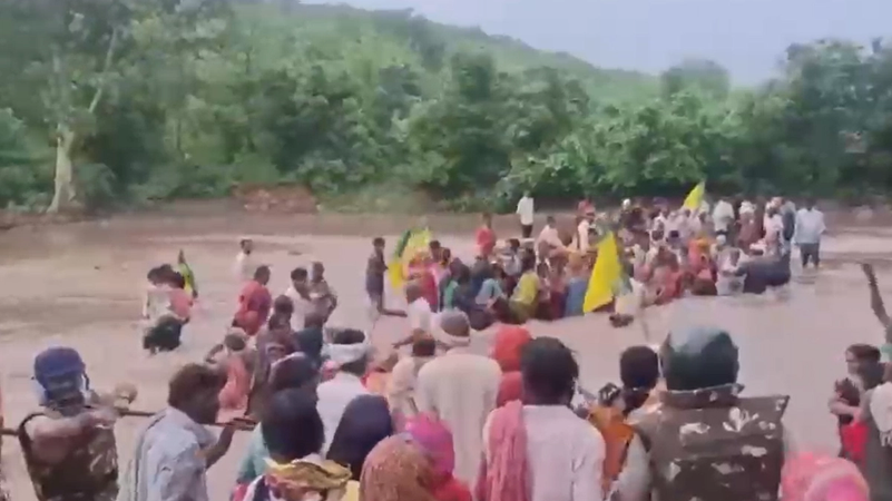 छतरपुर में केन-बेतवा लिंक परियोजना को लेकर जारी सत्याग्रह प्रशासन द्वारा ख़त्म करवा दिया गया है।