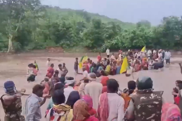छतरपुर में केन-बेतवा लिंक परियोजना को लेकर जारी सत्याग्रह प्रशासन द्वारा ख़त्म करवा दिया गया है।
