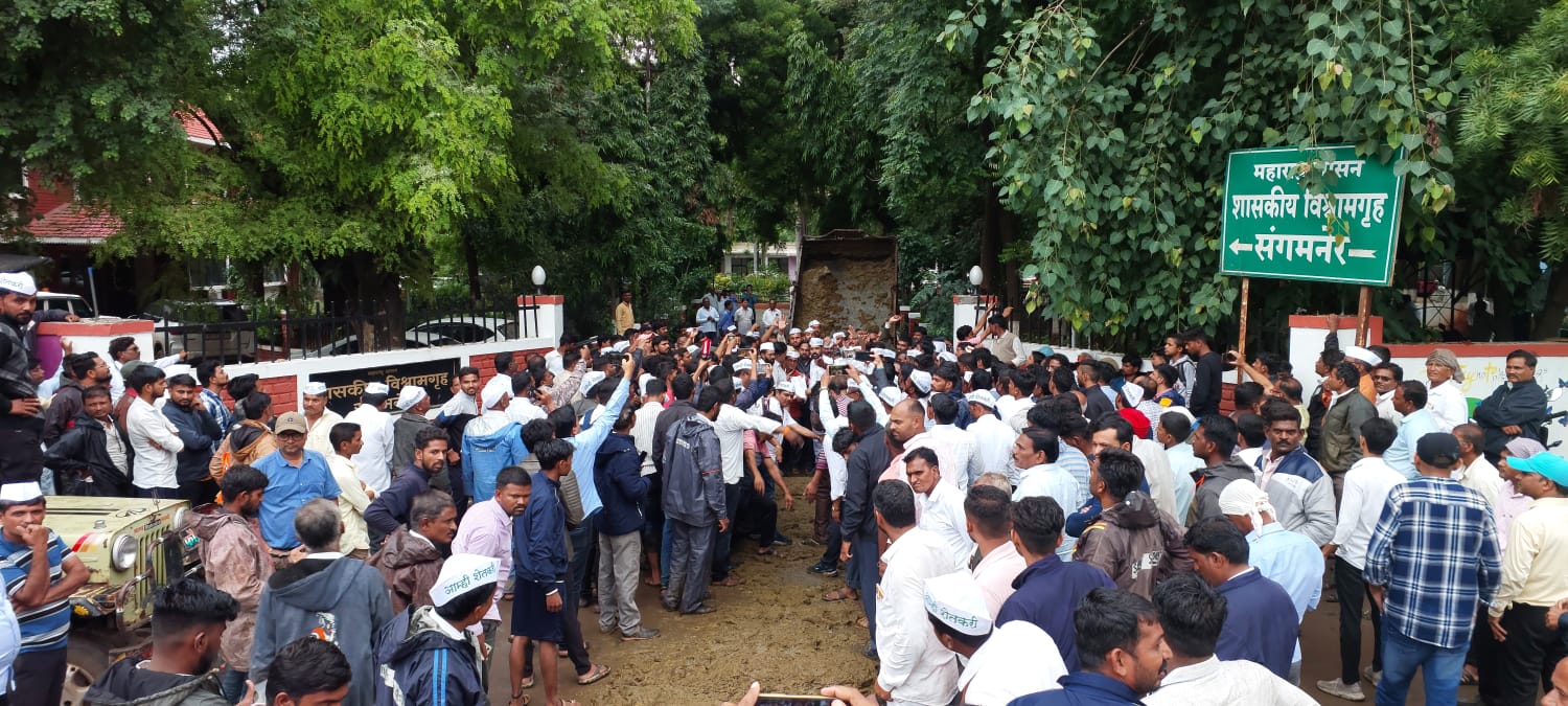 महाराष्ट्र: ट्रैक्टर रैली, सरकारी कार्यालय के सामने डाला गोबर, आक्रोश में दुग्ध उत्पादक किसान