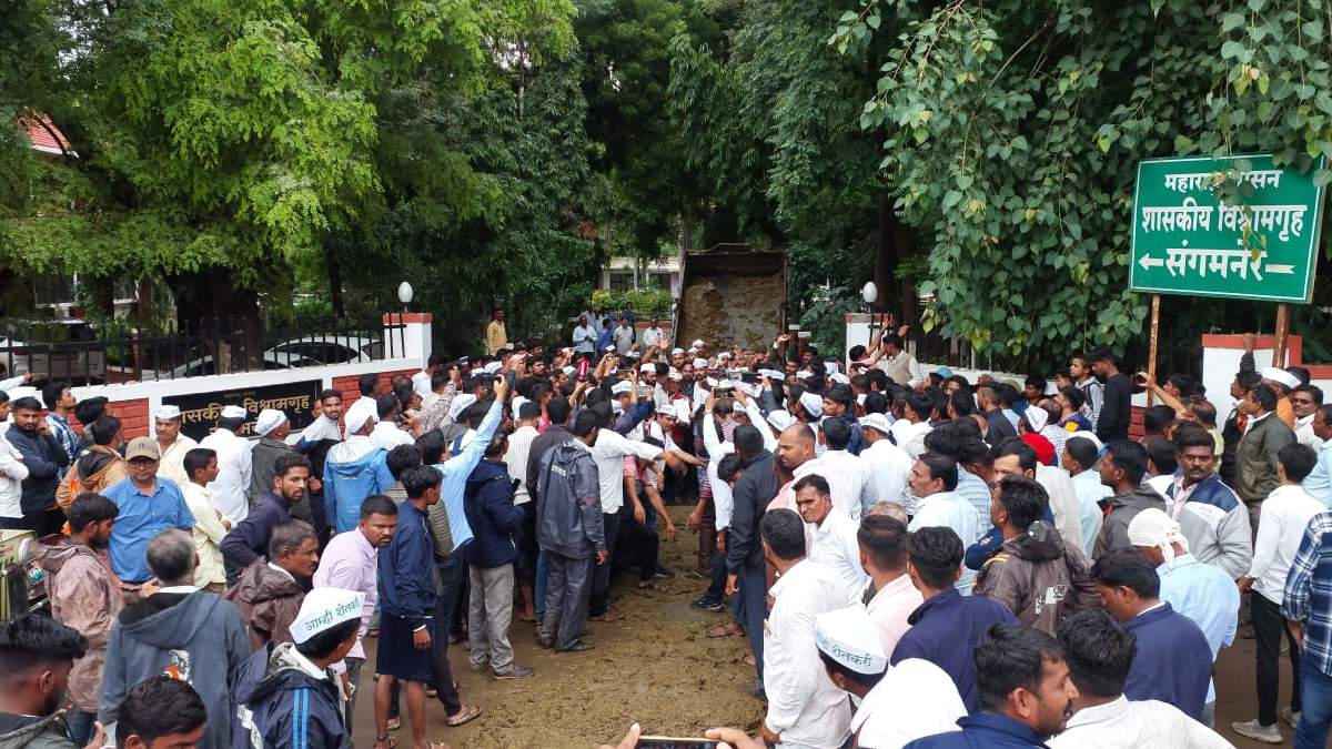महाराष्ट्र: ट्रैक्टर रैली, सरकारी कार्यालय के सामने डाला गोबर, आक्रोश में दुग्ध उत्पादक किसान