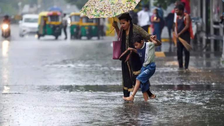 देश के इन राज्यों में भारी बारिश का रेड अलर्ट, IMD ने लोगों को किया सतर्क