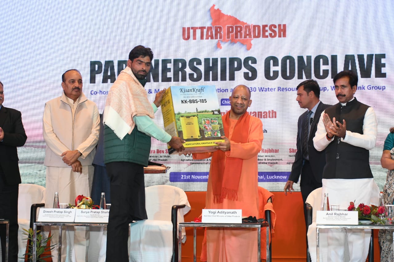 यूपी पार्टनरशिप कॉन्क्लेव में मुख्यमंत्री योगी आदित्यनाथ ने डीएसआर अपनाने वाले 5 किसानों को किया सम्मानित