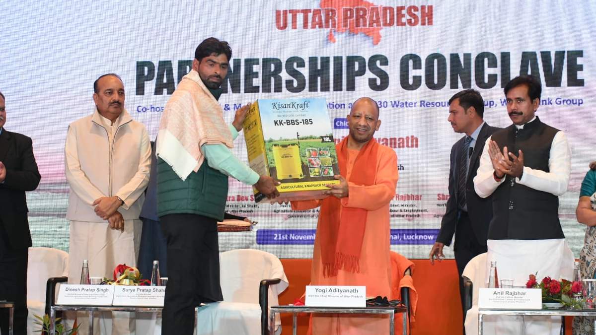 यूपी पार्टनरशिप कॉन्क्लेव में मुख्यमंत्री योगी आदित्यनाथ ने डीएसआर अपनाने वाले 5 किसानों को किया सम्मानित