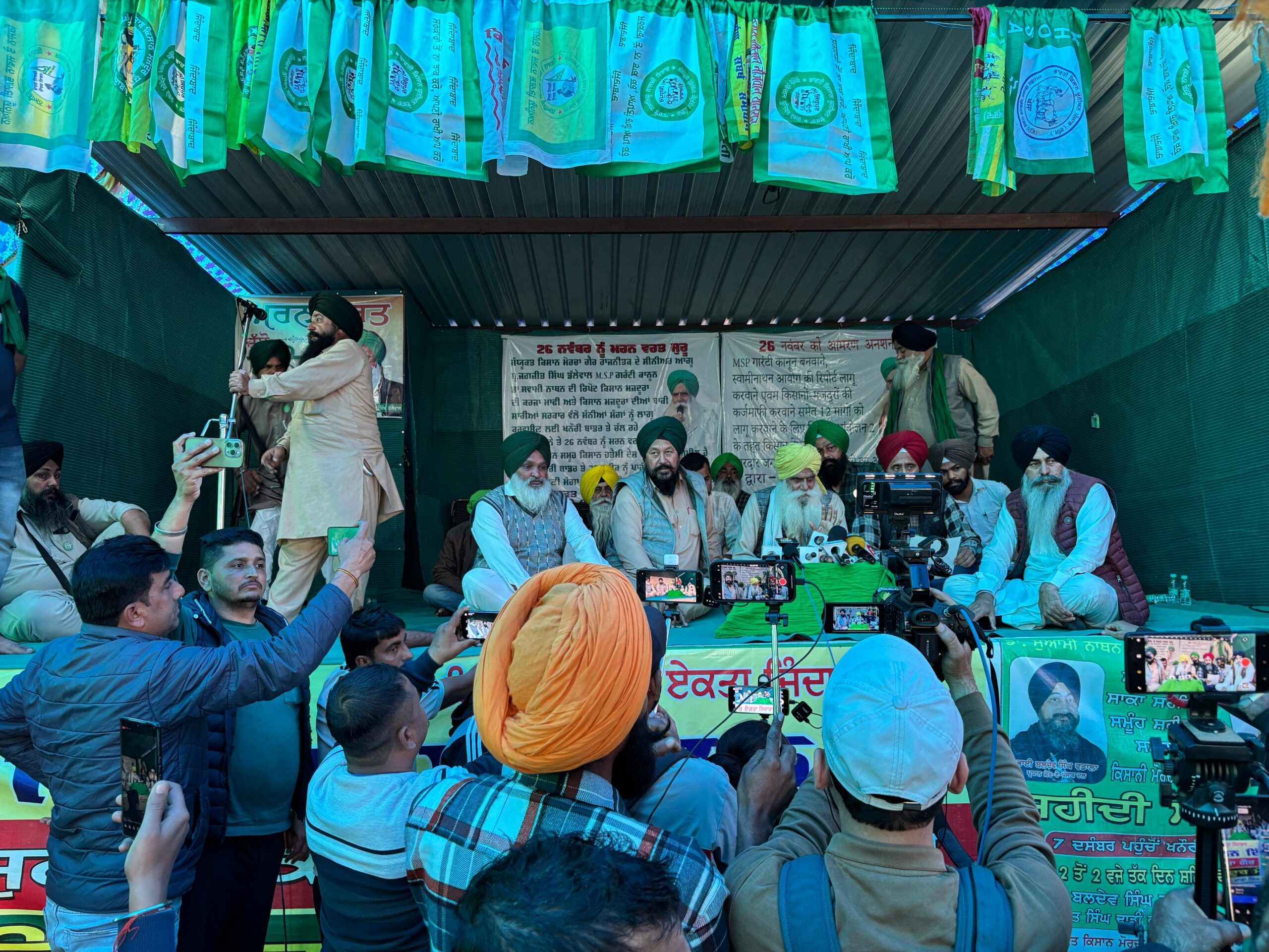 पुलिस ने किसानों को शंभू बॉर्डर पर  रोका, 8 दिसंबर को फिर निकलेगा जत्था, किसान नेताओं का ऐलान