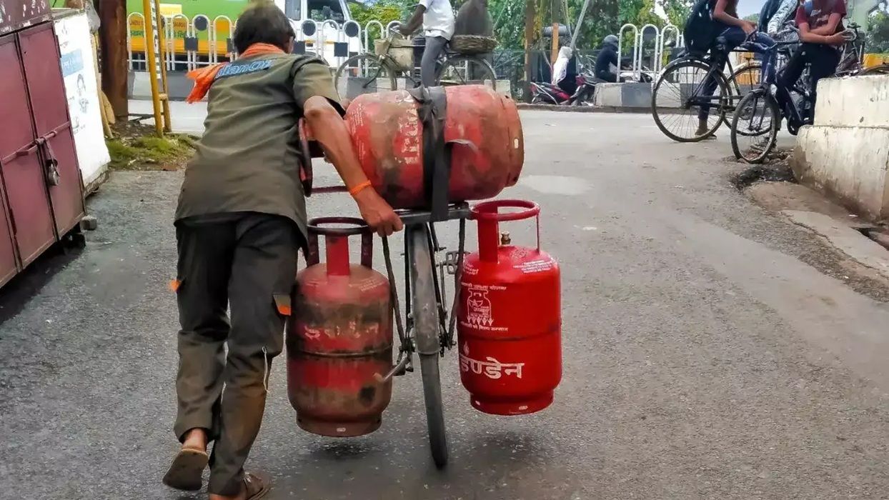 पेट्रोल-डीजल के बाद अब गैस सिलेंडर के दाम बढ़े, उज्ज्वला योजना के तहत 550 रुपए में मिलेगा एक सिलेंडर