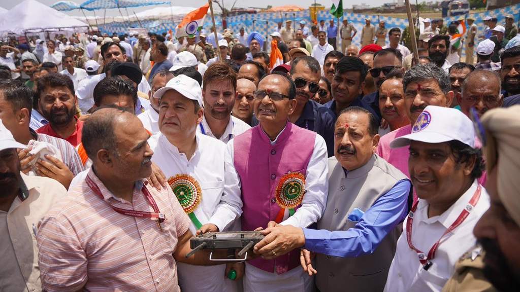 अभियान के दूसरे दिन जम्मू पहुंचे कृषि मंत्री..बॉर्डर से सटे गांव चक्रोही में किसानों से किया संवाद, खेत और नर्सरी फार्म भी देखें