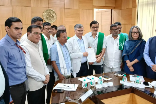 गन्ना किसानों की मांग: खेत पर ही तय हो गन्ने का पूरा दाम, कटाई और ढुलाई के पैसे न काटें मिलें